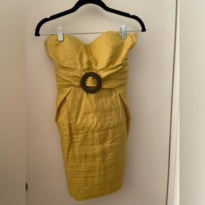 Short yellow linen dress. (L) Perfect dress for the summer.